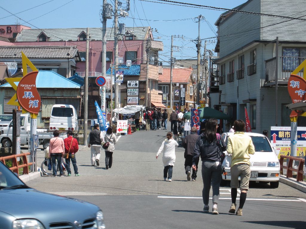 勝浦の朝市。 といっても終わりかけてるけど・・・  ♪社員旅行は