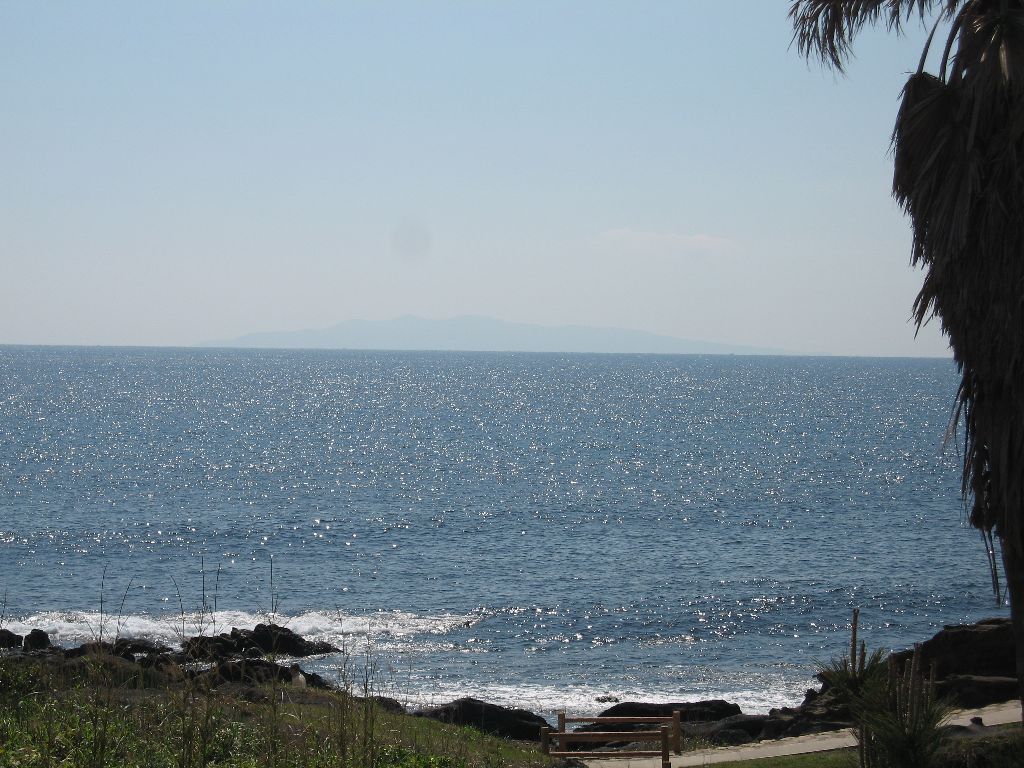 灯台より。 遠くに見えるのは伊豆大島