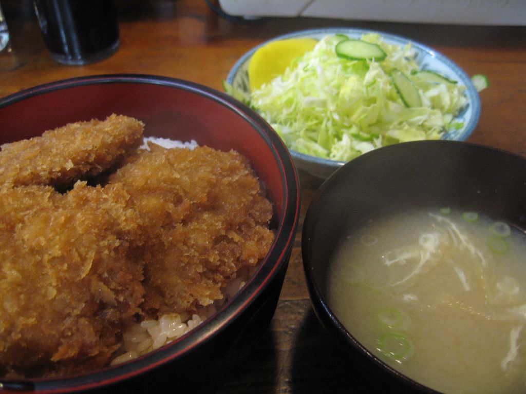 昼はカツ丼。 600円ながらボリュームたっぷり、 カツもご飯も熱