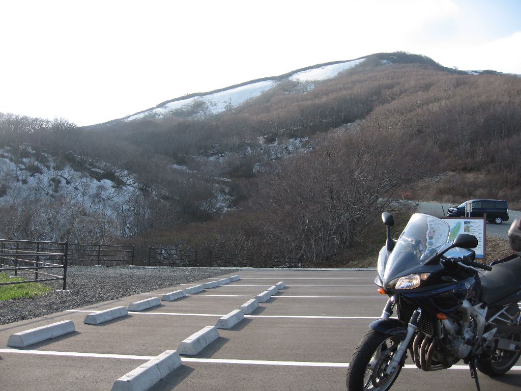 大佐渡スカイラインの途中の駐車場。 標高1000m足らずでも雪が