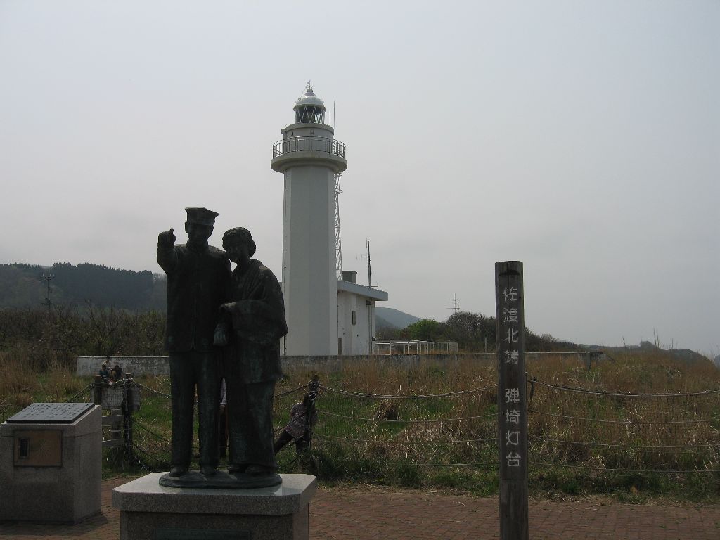 弾埼灯台 ここに行くまでにファミリーで賑わう 遊技場やキャンプ地