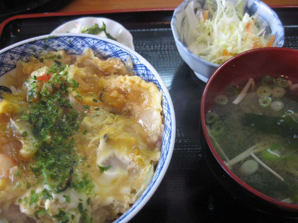 お昼は信号待ちの間に目に入った定食屋でさざえ丼 さざえのくにくに