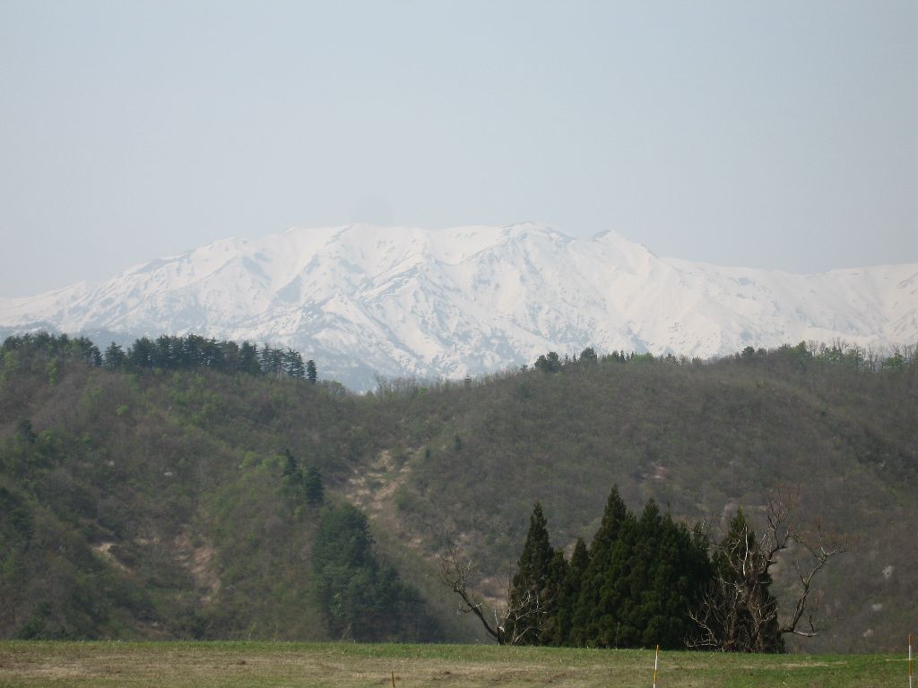 どこの山だろう、かなりの雪が残ってる。 この後、会津若松ICより