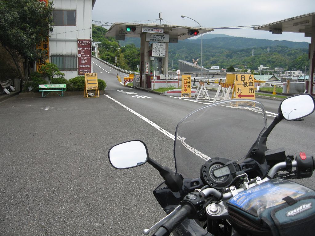 久々のターンパイク。 家を出た時は晴れてたのに、 小田原厚木道路