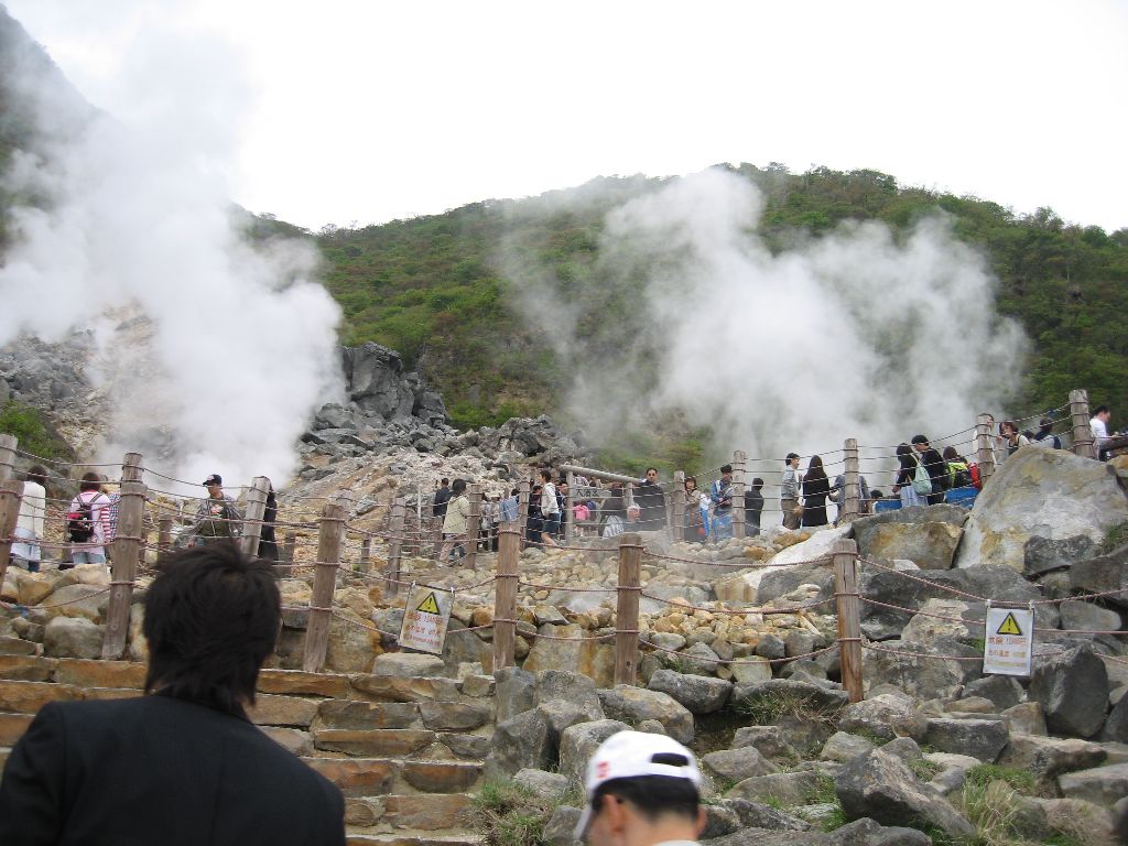 ちと寄り道して大涌谷 来たことありそうでなかった。 強烈な硫黄く