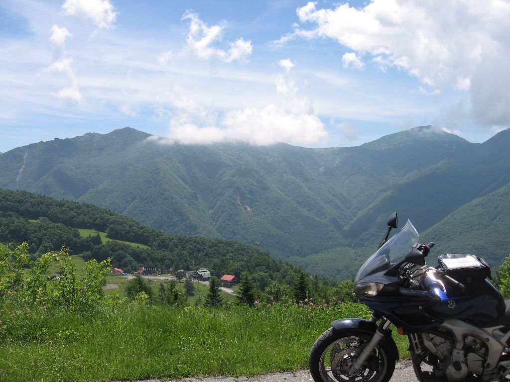 長野県道66号を走り、山田牧場あたり。 のどかでいい景色。 でも