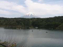 富士五湖2つめ、精進湖 こぢんまりとしたひっそり感が マニアにお