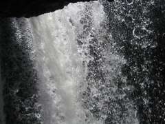 写真だとイマイチ何がなんだかという感じだが 滝の裏側も見られる。