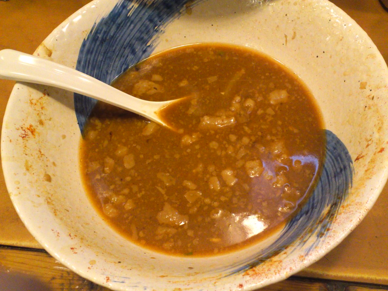 その3  スープは豚骨醤油で二郎系の味ではない 大きめな背脂が大