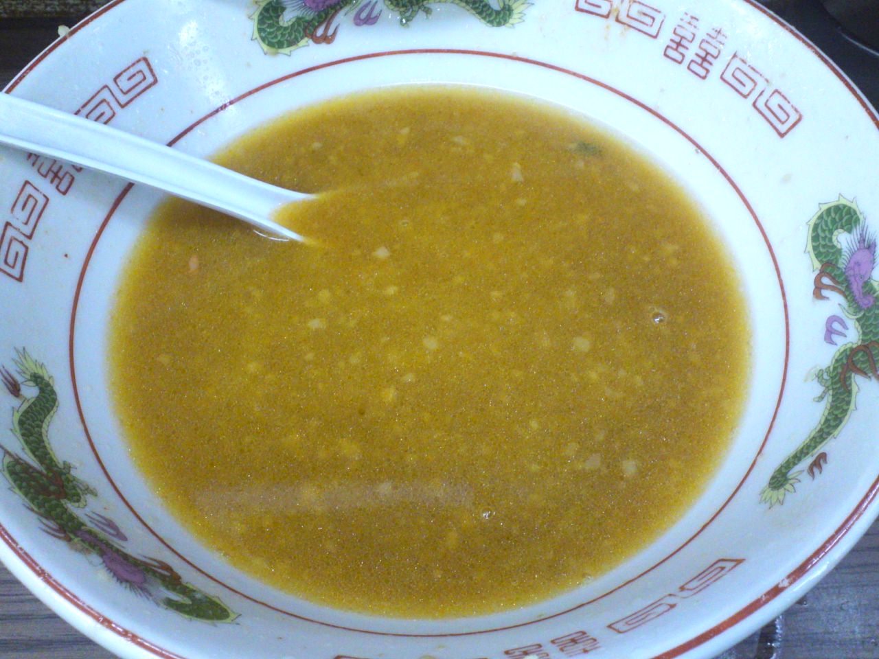 その6  ニラキムチの色が混ざったスープ
