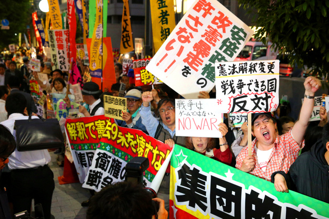またまたデモしてたおばちゃんらの中に、『新日本婦人の会』の垂れ幕