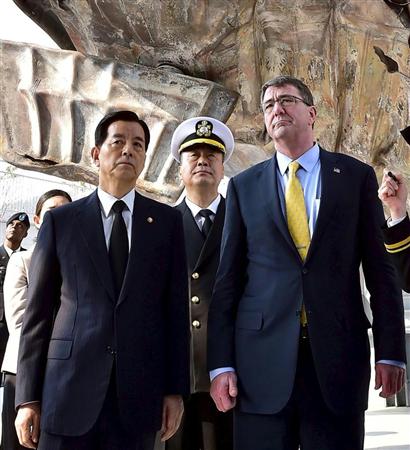 　 (・画像： ４月に訪韓し、韓民求国防相（左）と話すカーター米