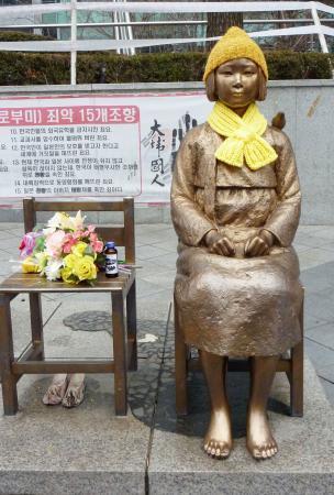 　 (画像： ソウルの日本大使館前に設置されている少女像（共同）