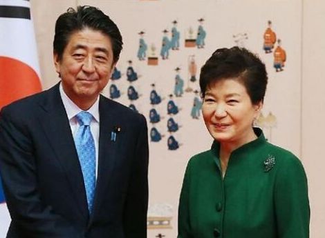 　 (画像： 会談前に笑顔で握手する安倍首相（左）と韓国の朴槿恵