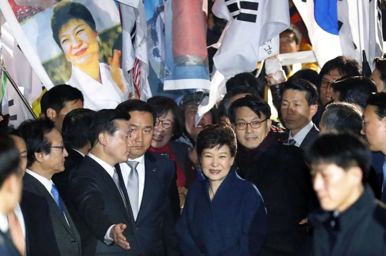 　 (画像： 大統領府から退去し、自宅に到着した朴槿恵前大統領（