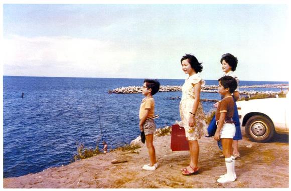 【写真】家族と海を眺める小学６年のめぐみさん 　https://