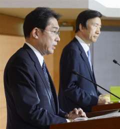 　 (画像： 会談後に共同記者発表を行う岸田外相（左）と韓国の尹