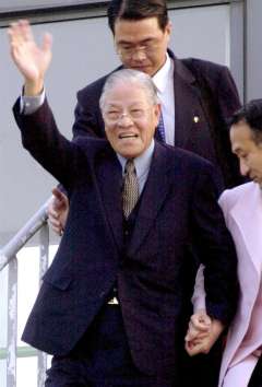 　 (画像： 関西空港に到着し、出迎えの人々に手を振る台湾前総統