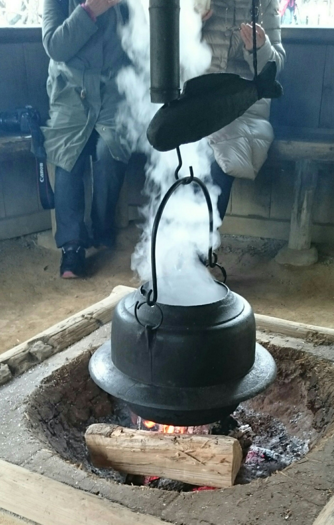 観梅会期間中、あずまやで温かい麦茶のご接待が。 焚き火にいぶされ
