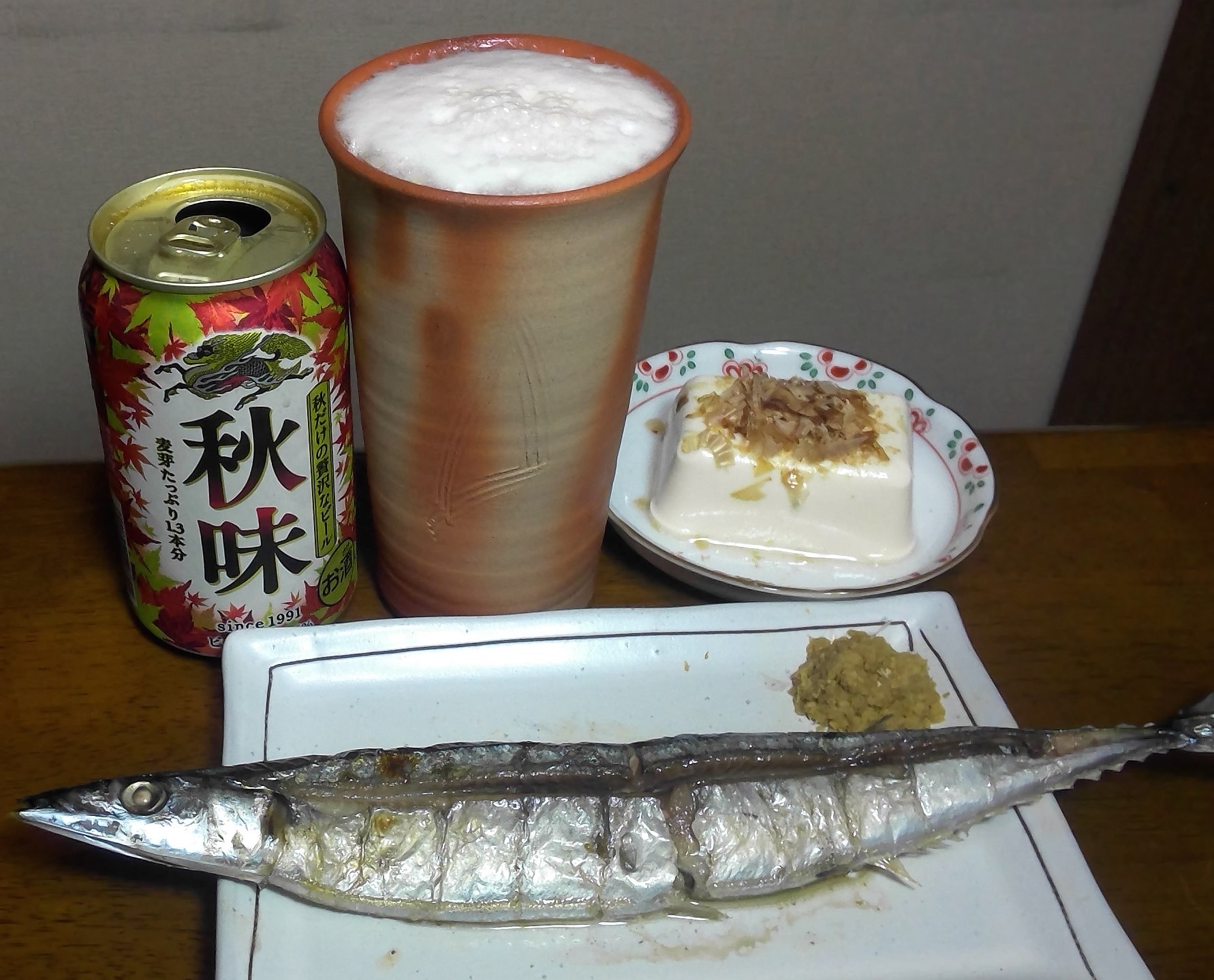 小ぶりだけど、生秋刀魚が105円だったので買いました。 秋刀魚に