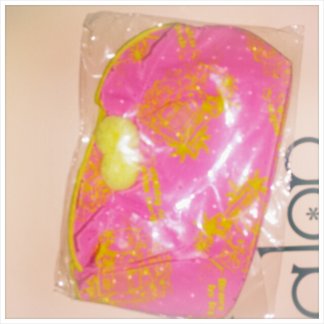 ×ピンクの黄色いボンボンつきポーチ　2100円   夜用ナプキン