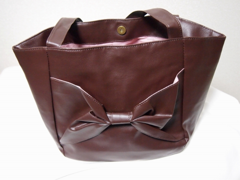 ×バッグ 内側の紙みたいなピンクの布といい、デザインといい…安っ