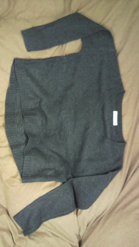 △ニットセーター（黒とグレーの混色） 丈短くて横幅あるやつ。形は