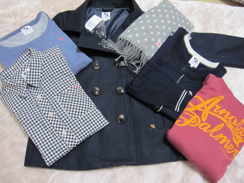 紺ピーコート 黒×白のチェックシャツ 赤系パーカ 青系ワンピ 紺