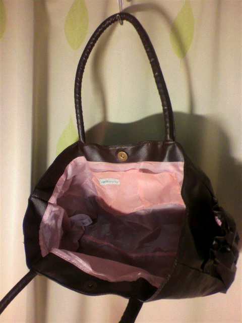 ちなみにバッグ内側 ピンクなのは可愛い
