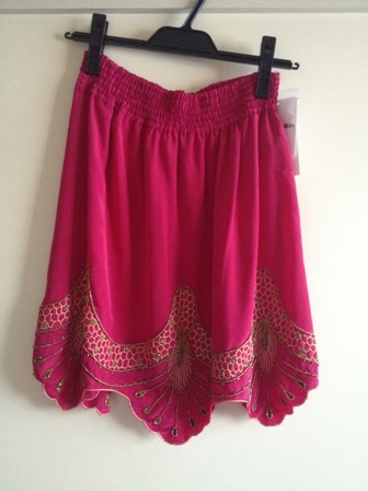 ×ピンクのビーズ付きスカート こりゃあ凄い色だ。袋を開けた瞬間に