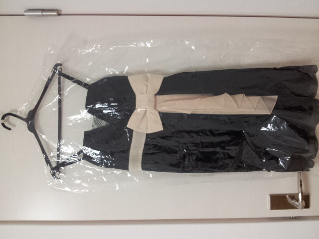 ○ブラックドレス、生成りのリボン付き　10,290 結婚式に着れ
