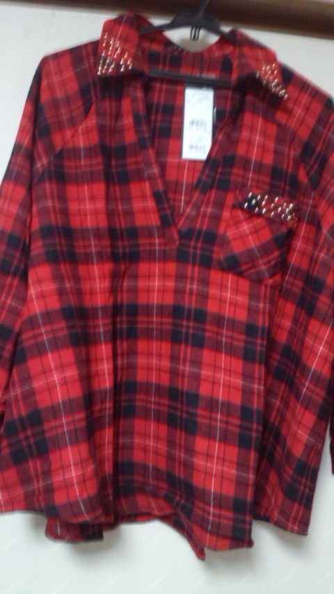 △チェックスキッパーシャツ（赤）4095円  写真は明るめですが