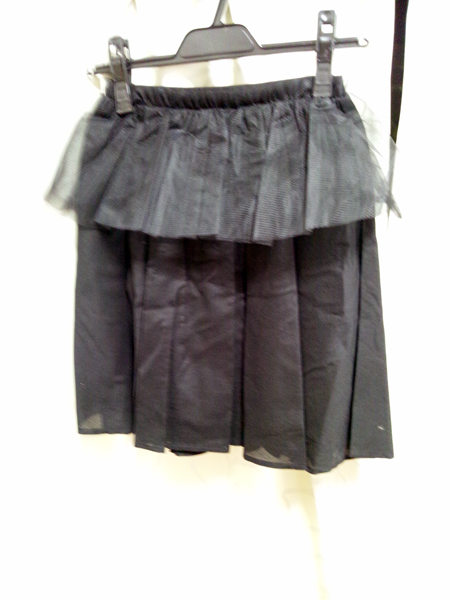 ×黒いペラ布に固めのチュールを縫い付けたペプラムスカート　Hon