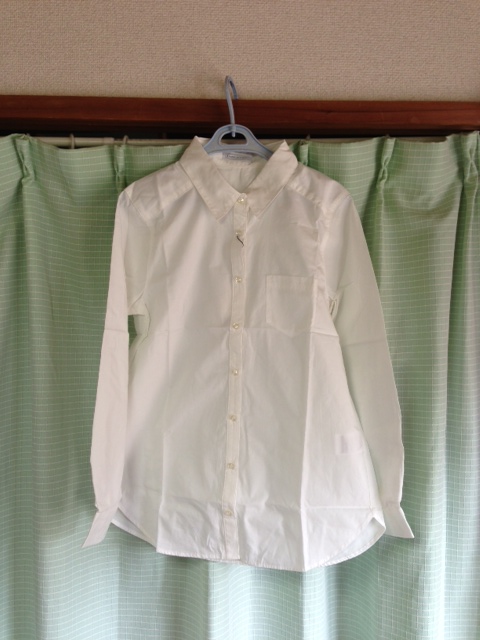 ○シャツ(￥3990)…普通の白いシャツ。普通。
