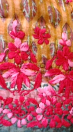 インド製シルクワンピのお花刺繍アップ