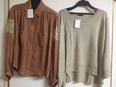 左:○てろてろ袖レースシャツ 色:ブラウン 素材:ポリエステル 