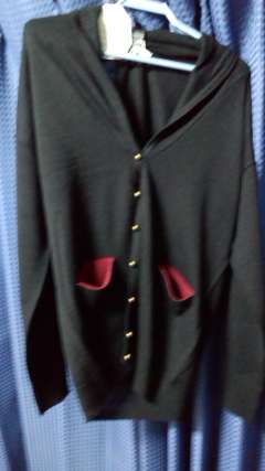 ◎黒カーデ　4760　謎の襟付。ポケットの赤がかわいいので着る。