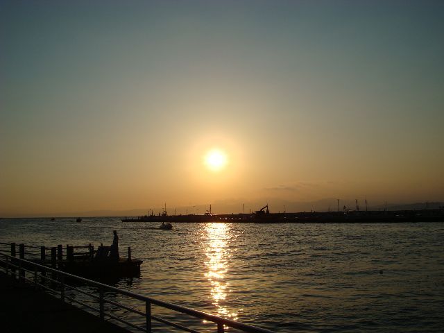 近所の漁港で日が沈むのをﾎﾞｰっと眺めてるのがお気に入りです((