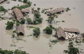 インド北東部の大洪水拡大、死者９５人、２００万人が家を失う、 h