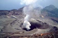 13時43分、諏訪之瀬島爆発噴火、噴煙火口上500ｍで雲に入る、