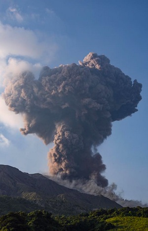 1時56分、桜島爆発噴火、噴煙火口上1200ｍ、噴石：５合目（昭