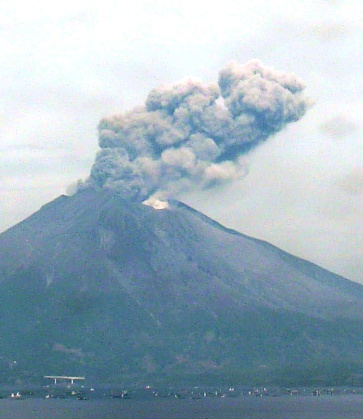 9時13分、桜島南岳噴火、噴煙火口上1000ｍで雲に入る、 ht