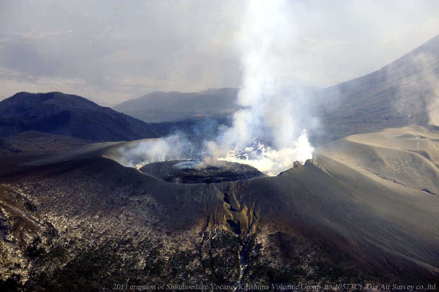 3時00分、新燃岳連続噴火継続、噴煙火口上700ｍ、21時以降の