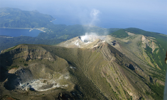 0時20分、桜島南岳山頂火口噴火、噴煙火口上1300ｍ、 htt