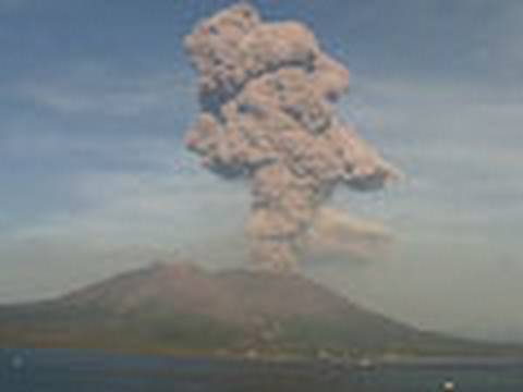 桜島南岳山頂火口、 18時58分、噴火、噴煙火口上800ｍで雲に