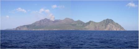 諏訪之瀬島、 8時36分、噴火、噴煙火口上1000mで雲に入る、