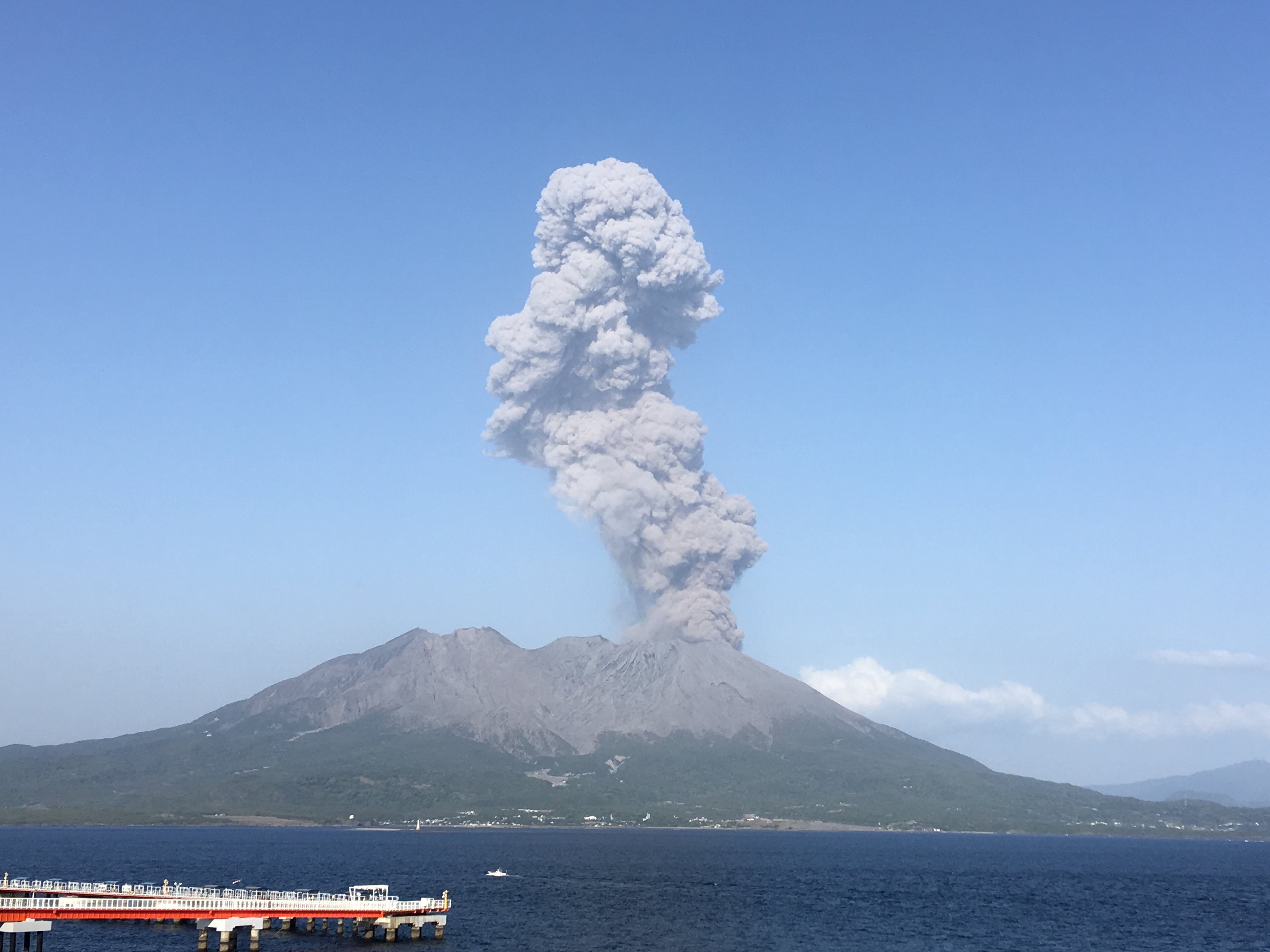 桜島南岳山頂火口、 7時16分、噴火、噴煙火口上1000m、 h