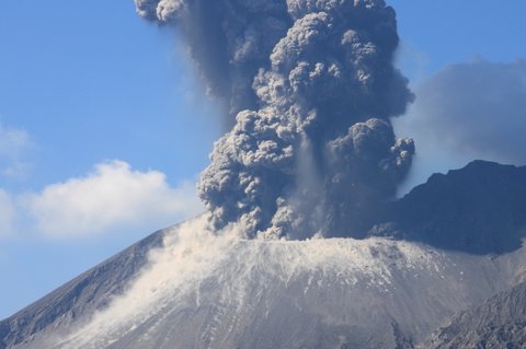 桜島昭和火口 6時49分、噴火、噴煙火口上2200m、 http