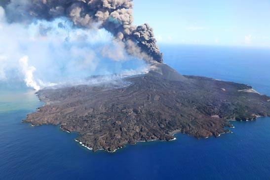 西之島、 10時50分、噴火、噴煙火口上1900m、 https