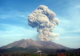 桜島昭和火口、 5時50分、噴火、噴煙火口上1400m、 htt